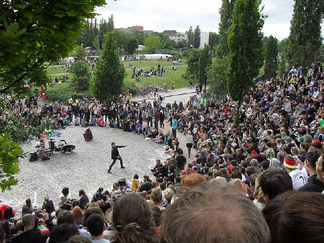 Bearpit Karaoke am Mauerpark, Berlin Quelle: Niels Elgaard Larsen, Wikimedia