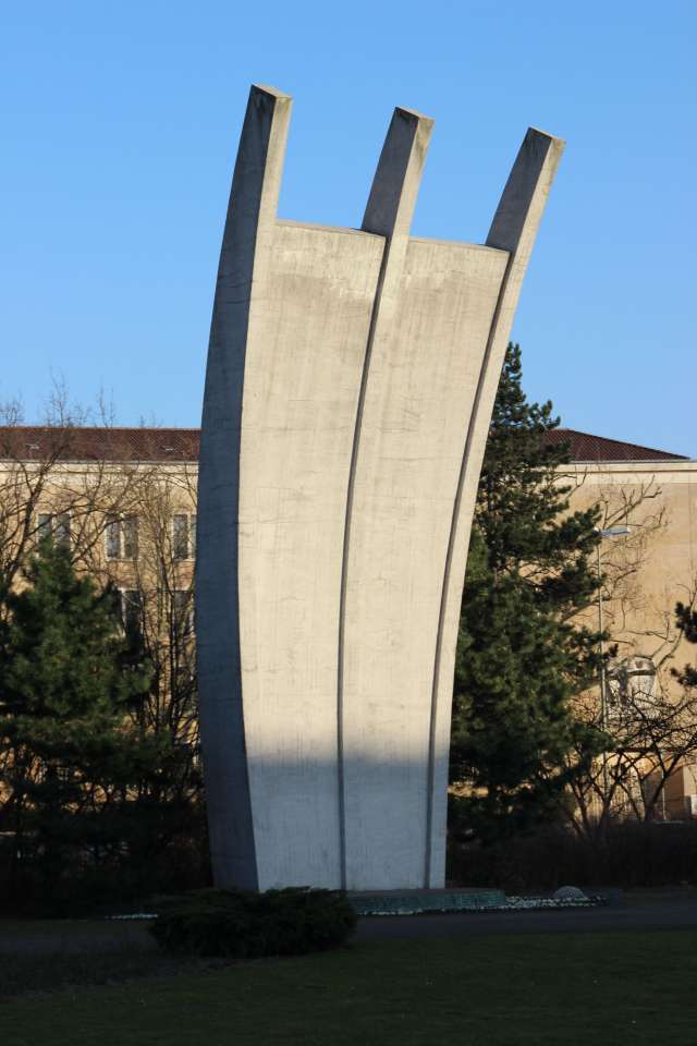 Das Luftbrückendenkmal Berlin-Tempelhof, Platz der Luftbrücke. Auch "Hungerkralle" von den Berlinern genannt.