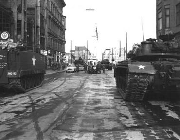 Konfrontation sowjetischer und amerikanischer Panzer am Checkpoint Charlie, 27. Oktober 1961 Quelle: de.wikipedia.org