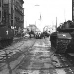 Chars américains et soviétiques à Checkpoint Charlie, 27 Octobre 1961 Quelle: de.wikipedia.org